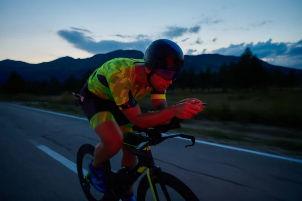 Triathlon Idrottare Ridning Professionell Racing Cykel Natten Träning Kurvig Land — Stockfoto