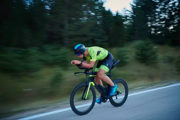 Triathlet Auf Professionellem Rennrad Beim Nachttraining Auf Kurviger Landstraße — Stockfoto