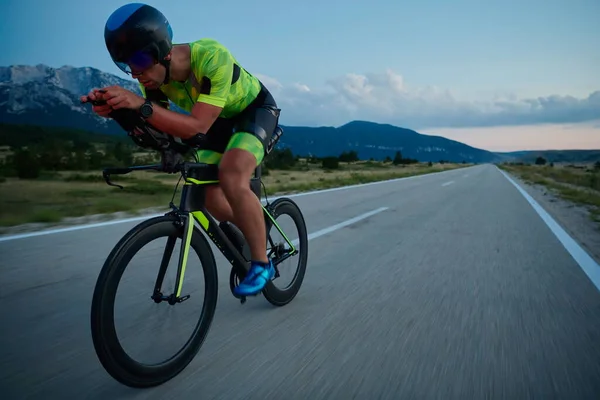 Triatlon Atleet Paardrijden Professionele Racefiets Nachts Workout Bochtige Landweg — Stockfoto