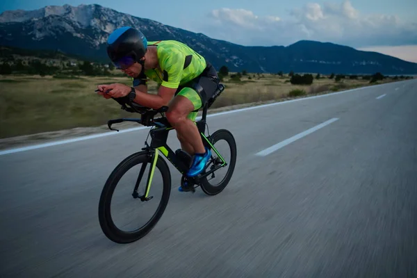 Triatlo Atleta Equitação Bicicleta Corrida Profissional Treino Noturno Estrada Curvilínea — Fotografia de Stock