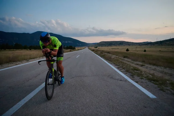 Triatlon Atleti Gece Sporunda Profesyonel Yarış Bisikleti Sürüyor — Stok fotoğraf