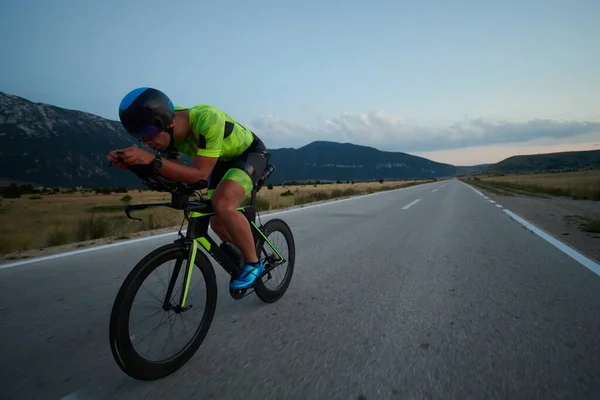 Triatlo Atleta Equitação Bicicleta Corrida Profissional Treino Noturno Estrada Curvilínea — Fotografia de Stock