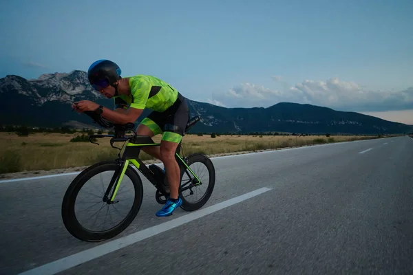 Triatlon Atleti Gece Sporunda Profesyonel Yarış Bisikleti Sürüyor — Stok fotoğraf