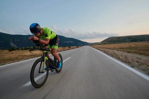 Curvy Country Road Spor Yaparken Profesyonel Yarış Bisikleti Süren Triatlon — Stok fotoğraf