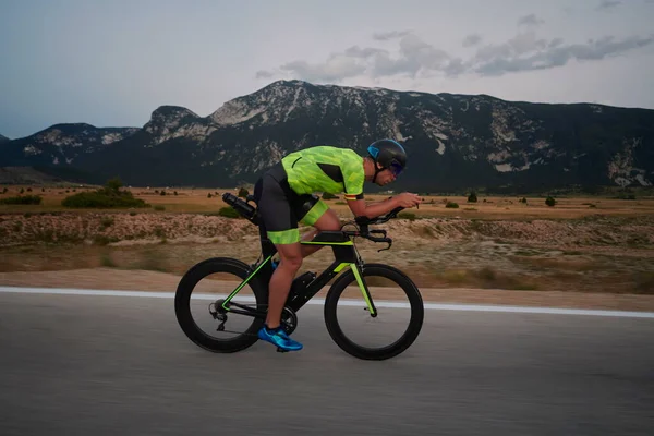 Triatlo Atleta Equitação Bicicleta Corrida Profissional Treino Estrada País Curvilínea — Fotografia de Stock