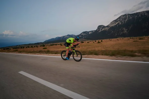 Triathlon Idrottare Ridning Professionell Racing Cykel Vid Träning Kurvig Landsväg — Stockfoto