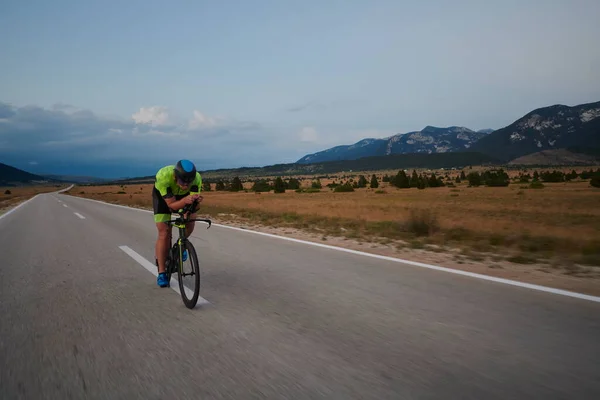 Atleta Triathlon Che Guida Bici Corsa Professionale All Allenamento Strada — Foto Stock