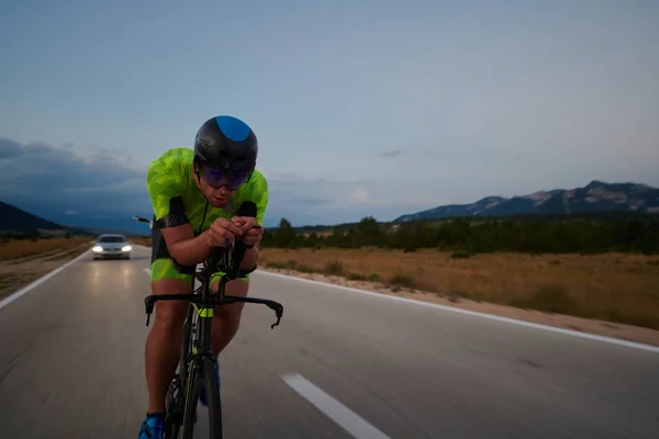 Triathlet Fährt Profi Rennrad Beim Training Auf Kurviger Landstraße — Stockfoto