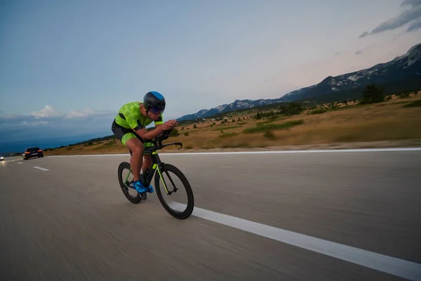 Triatlón Atleta Montar Bicicleta Carreras Profesionales Entrenamiento Carretera País Con — Foto de Stock