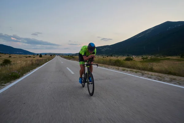 Triatlon Sportoló Lovaglás Professzionális Verseny Kerékpár Edzés Görbe Országút Jogdíjmentes Stock Fotók