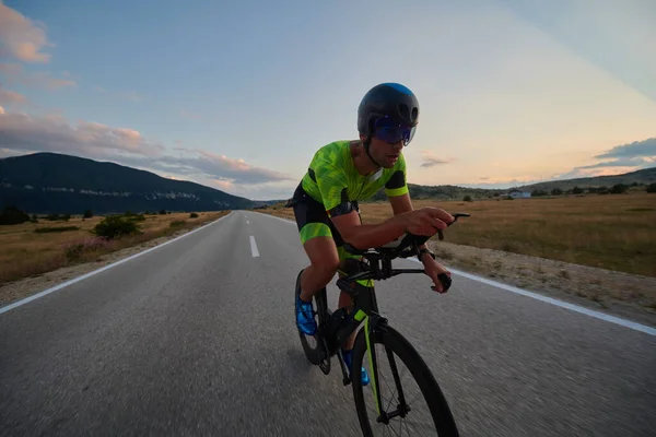 Triatlon Atleet Paardrijden Professionele Racefiets Bij Workout Bochtige Landweg — Stockfoto