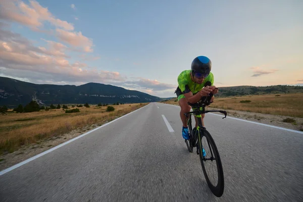 Triatlon Atlet Koni Profesionální Závodní Kolo Cvičení Křivolaké Zemi Silnici — Stock fotografie