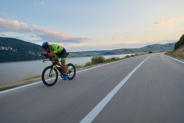 Triatlo Atleta Equitação Bicicleta Corrida Profissional Treino Estrada País Curvilínea — Fotografia de Stock