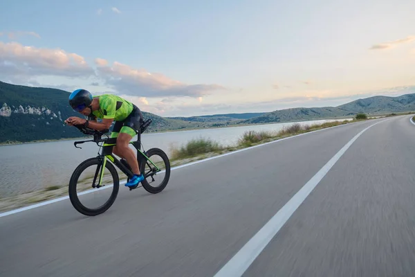 Triatlón Atleta Montar Bicicleta Carreras Profesionales Entrenamiento Carretera País Con — Foto de Stock