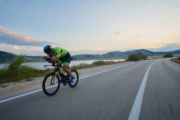 Triathlon Idrottare Ridning Professionell Racing Cykel Vid Träning Kurvig Landsväg — Stockfoto