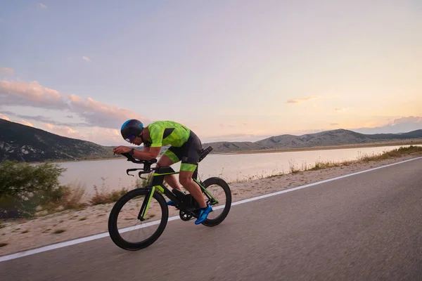 Curvy Country Road Spor Yaparken Profesyonel Yarış Bisikleti Süren Triatlon — Stok fotoğraf