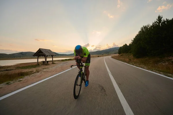 Triatlon Atleet Paardrijden Professionele Racefiets Bij Workout Bochtige Landweg — Stockfoto