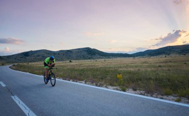 Curvy Country Road 'da spor yaparken profesyonel yarış bisikleti süren triatlon sporcusu.