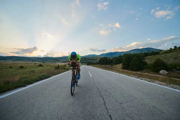 Triatlon Atleet Paardrijden Professionele Racefiets Bij Workout Bochtige Landweg — Stockfoto