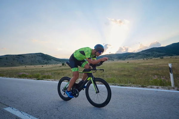 Triatlo Atleta Equitação Bicicleta Corrida Profissional Treino Estrada País Curvilínea — Fotografia de Stock