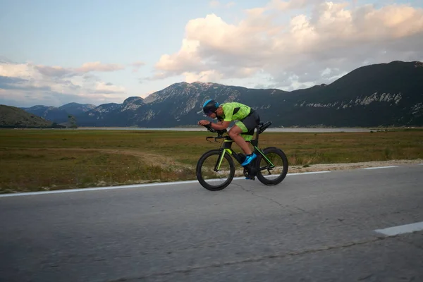 Triathlon Sportowiec Jazda Profesjonalny Rower Wyścigowy Treningu Zakrzywionej Drodze Kraju — Zdjęcie stockowe