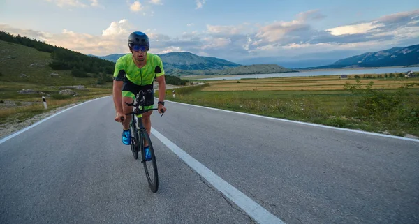 Triathlet Fährt Profi Rennrad Beim Training Auf Kurviger Landstraße — Stockfoto