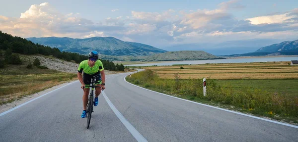 Triathlon Idrottare Ridning Professionell Racing Cykel Vid Träning Kurvig Landsväg — Stockfoto