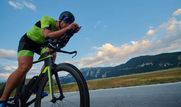 Triatlo Atleta Equitação Bicicleta Corrida Profissional Treino Estrada País Curvilínea — Fotografia de Stock