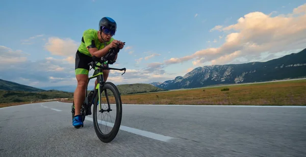 Vélo Course Professionnel Athlète Triathlon Entraînement Sur Route Campagne Courbée — Photo