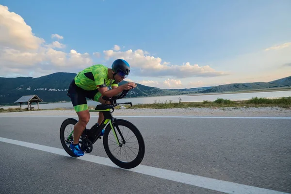 Triatlon Atlet Koni Profesionální Závodní Kolo Cvičení Křivolaké Zemi Silnici — Stock fotografie