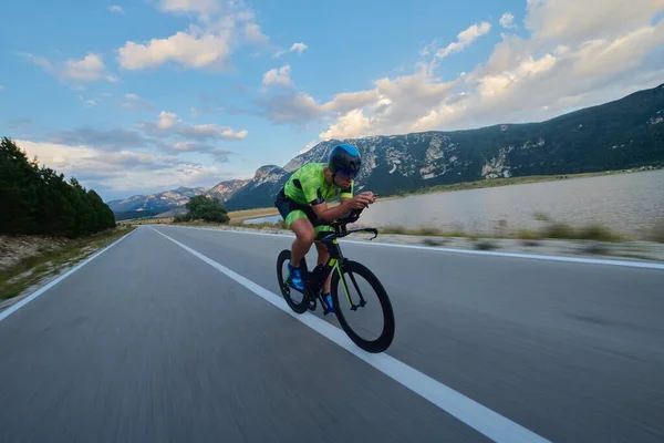 Triatlo Atleta Equitação Bicicleta Corrida Profissional Treino Estrada País Curvilínea — Fotografia de Stock