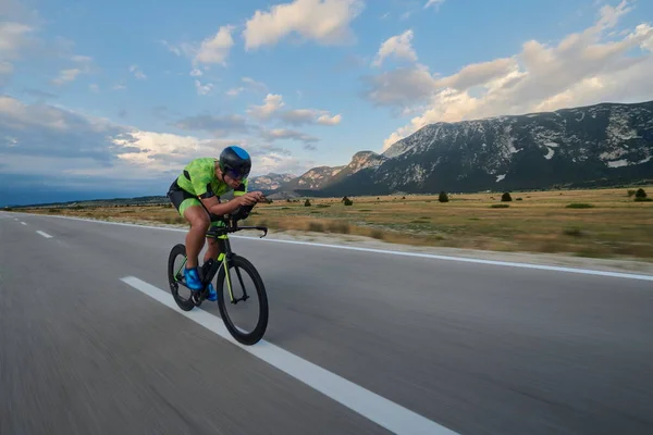 Triathlon Idrottare Ridning Professionell Racing Cykel Vid Träning Kurvig Landsväg — Stockfoto