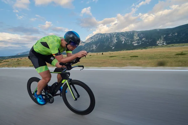 Triatlón Atleta Montar Bicicleta Carreras Profesionales Entrenamiento Carretera País Con — Foto de Stock