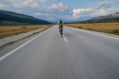 Curvy Country Road 'da spor yaparken profesyonel yarış bisikleti süren triatlon sporcusu.