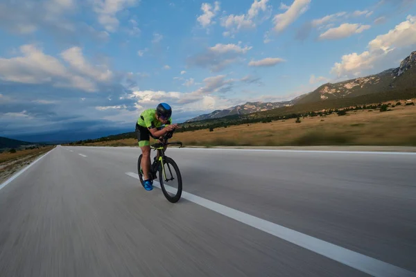 Curvy Country Road Spor Yaparken Profesyonel Yarış Bisikleti Süren Triatlon — Stok fotoğraf