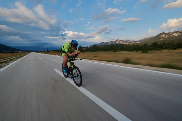 Triatlon Atlet Koni Profesionální Závodní Kolo Cvičení Křivolaké Zemi Silnici — Stock fotografie