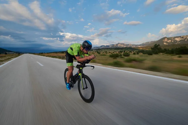 Vélo Course Professionnel Athlète Triathlon Entraînement Sur Route Campagne Courbée — Photo