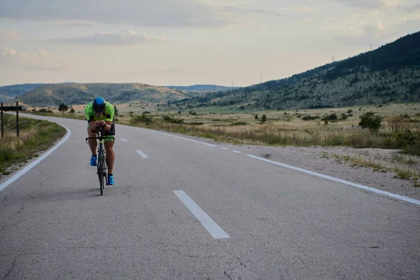 Triatlon Atlet Koni Profesionální Závodní Kolo Cvičení Křivolaké Zemi Silnici — Stock fotografie