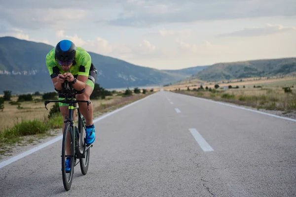 Triathlon Atlet Ridning Professionel Racing Cykel Træning Kurvet Landevej - Stock-foto