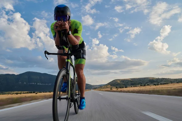 Triatlón Atleta Montar Bicicleta Carreras Profesionales Entrenamiento Carretera País Con — Foto de Stock