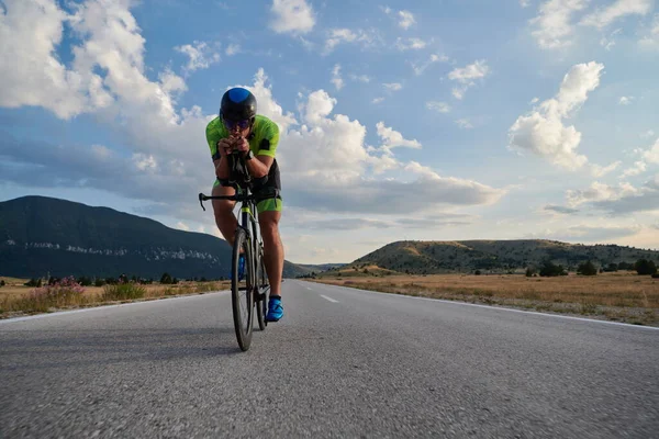 Triatlo Atleta Equitação Bicicleta Corrida Profissional Treino Estrada País Curvilínea — Fotografia de Stock