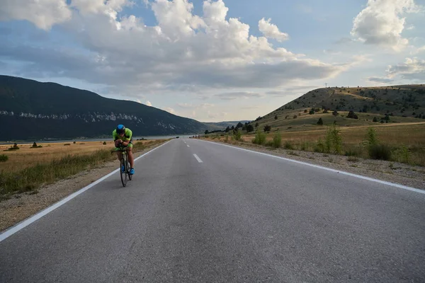Triatlon Sportoló Lovaglás Professzionális Verseny Kerékpár Edzés Görbe Országút — Stock Fotó