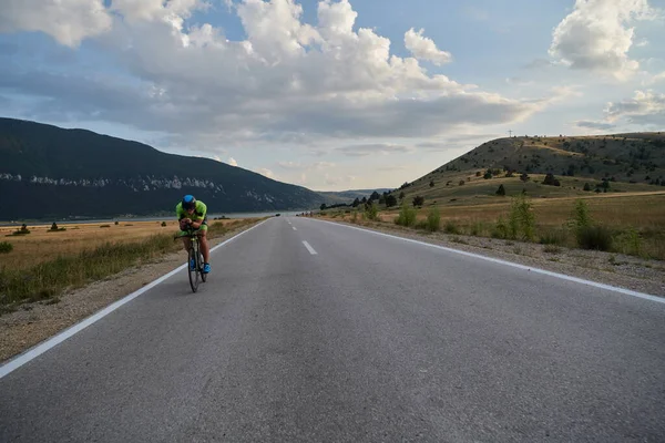 Triatlo Atleta Equitação Bicicleta Corrida Profissional Treino Estrada País Curvilínea — Fotografia de Stock