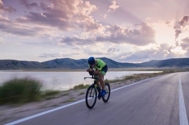 Curvy Country Road 'da spor yaparken profesyonel yarış bisikleti süren triatlon sporcusu.