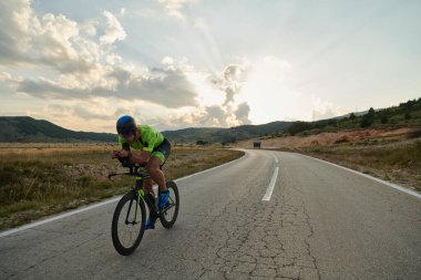 Curvy Country Road 'da spor yaparken profesyonel yarış bisikleti süren triatlon sporcusu.