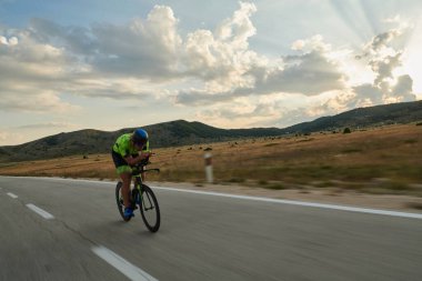 Curvy Country Road 'da spor yaparken profesyonel yarış bisikleti süren triatlon sporcusu.