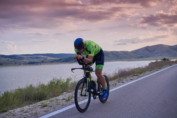 Curvy Country Road Spor Yaparken Profesyonel Yarış Bisikleti Süren Triatlon — Stok fotoğraf