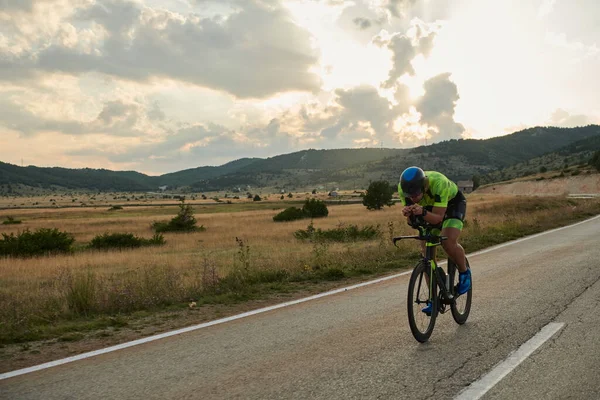 Triathlet Fährt Profi Rennrad Beim Training Auf Kurviger Landstraße — Stockfoto