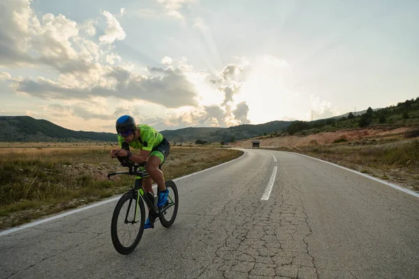 Triatlo Atleta Equitação Bicicleta Corrida Profissional Treino Estrada País Curvilínea — Fotografia de Stock