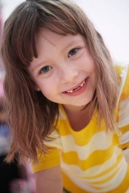 Evdeki küçük şirin kız elleriyle resim yapıyor.